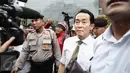 Ayah Wayan Mirna, Darmawan Salihin berjalan meninggalkan PN Jakarta Pusat, Rabu (15/6/2016). Tidak banyak kata yang terucap dari Darmawan saat diwawancara awak media terkait sidang perdana Jessica Kumala Wongso. (Liputan6.com/Faizal Fanani)