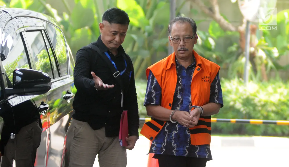 Mantan Sekretaris Daerah Kota Malang Cipto Wiyono (kanan) tiba di Gedung KPK, Jakarta, Kamis (16/5/2019). Cipto Wiyono diperiksa sebagai tersangka terkait kasus dugaan suap Anggaran Pendapatan dan Belanja Daerah (APBD) Kota Malang TA 2015. (merdeka.com/Dwi Narwoko)