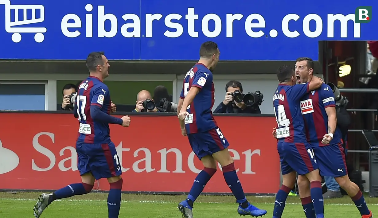 Striker Eibar, Sergi Enrich, merayakan gol yang dicetaknya ke gawang Real Madrid pada laga La Liga di Stadion Ipurua, Eibar, Sabtu (24/11). Eibar menang 3-0 atas Madrid. (AFP/Ander Gillenea)