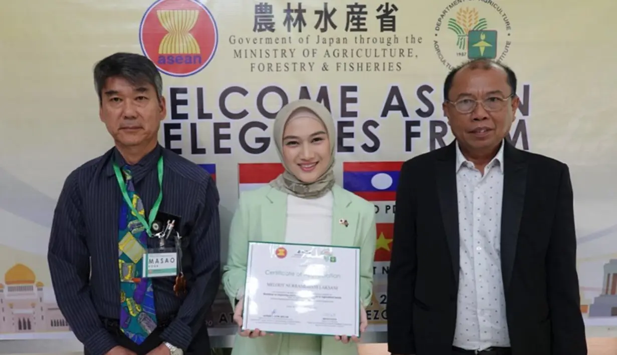 Berkat kecintaan terhadap dunia agrikultur, membuat Melody mendapatkan penghargaan di Workshop in Improving and Mainstreaming Gender in Agricultural Sector, Sebagai Ambassador Agriculture, tentu Melody begitu menekankan masalah gender di acara workshop tersebut, (Liputan6.com/IG/@melodylaksani92)