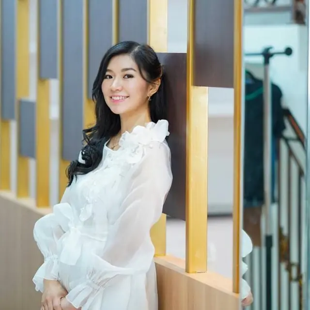 6 Potret Reni Effendi Istri dr Richard Lee, Sama-sama Dikenal Dokter Kecantikan