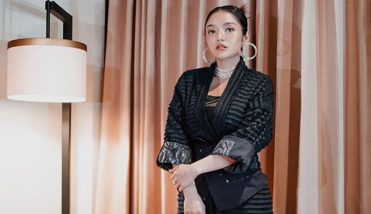 Bahkan, wanita yang akrab disapa Sibad ini sempat melakukan perawatan menghilangkan jerawat dengan menyuntiknya. Namun, benjolan tersebut justru semakin besar hingga membuatnya melakukan pemeriksaan lebih lanjut. (Liputan6.com/IG/@sitibadriahh)