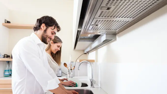 Pernikahan Lebih Bahagia Jika Pasangan Berbagi Tugas Rumah Tangga