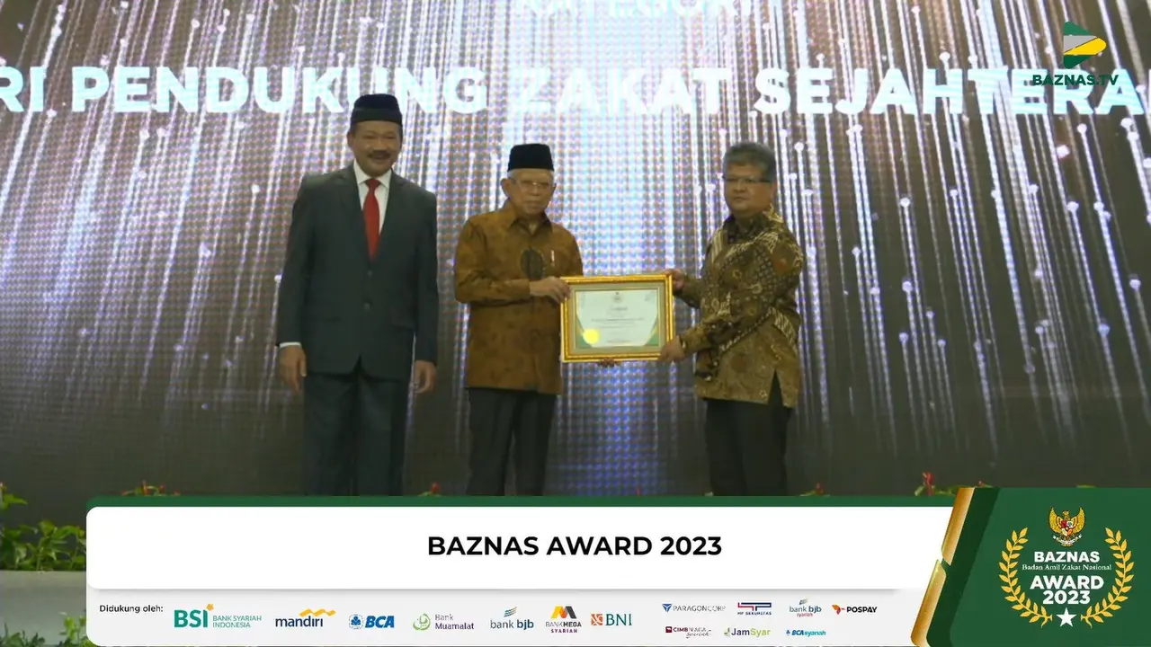 Menteri Koordinator Bidang Perekonomian Airlangga Hartarto selaku Ketua Harian DNKI kembali terpilih mendapatkan penghargaan BAZNAS Award 2023