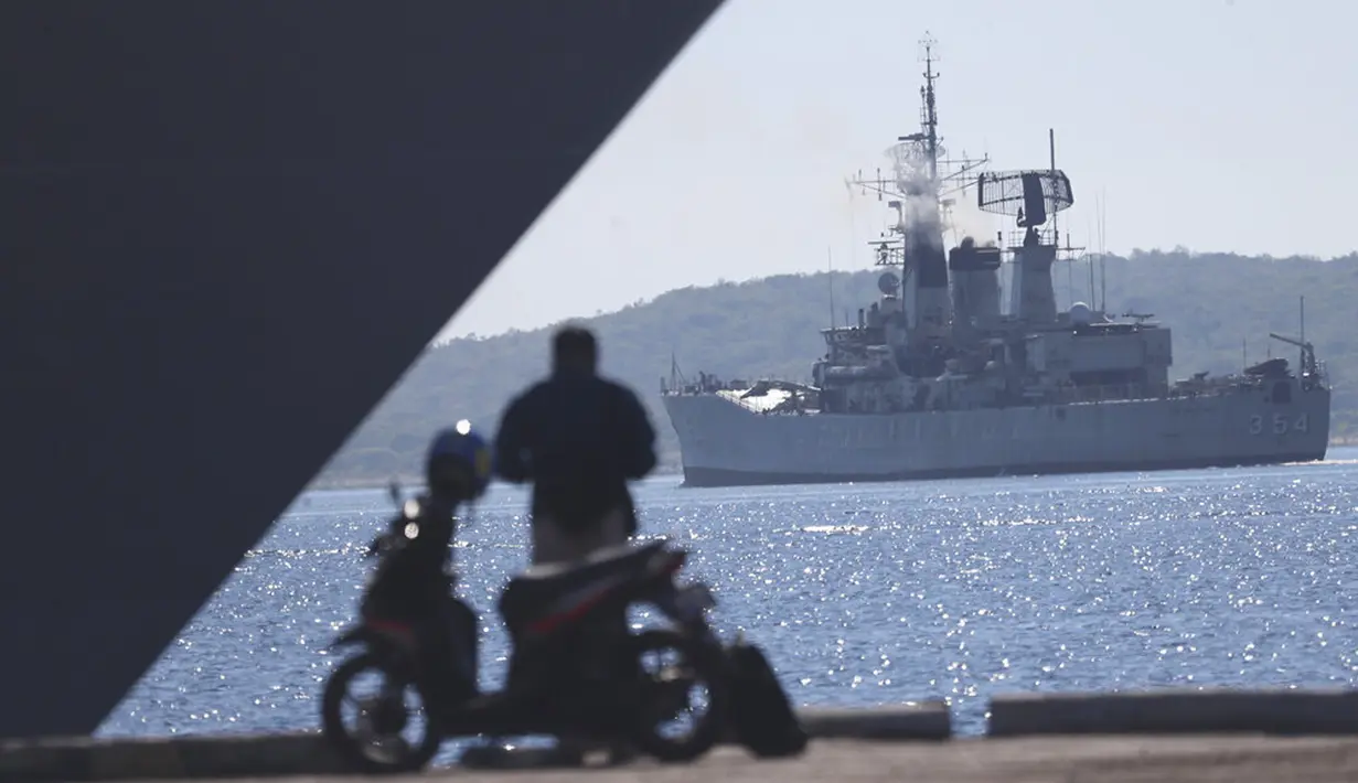 Kapal Angkatan Laut Indonesia Oswad Siahaan berlayar untuk bergabung mencari kapal selam KRI Nanggala 402 yang hilang saat latihan di lepas pantai Banyuwangi, Jawa Timur, Sabtu (24/4/2021). Pasokan oksigen untuk 53 awak kapal diyakini telah habis pada Sabtu pagi. (AP Photo/Achmad Ibrahim)
