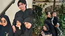 Merayakan hari besar seperti Idul Adha tak melulu harus outfit yang mentereng. Olla Ramlan hingga Tasya Farasya pilih outfit bernuansa hitam sebagai seragam keluarga. Seperti apa potretnya? [@ollaramlan @tasyafarasya]