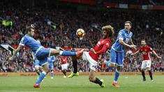 Pemain AFC Bournemouth, Steve Cook (kiri) berebut bola dengan pemain pemain Manchester United, Marouane Fellaini pada lanjutan Premier League pekan ke-27 di Old Trafford, Manchester, (4/3/2017). MU diatahan imbang 1-1. (Martin Rickett/PA via AP)