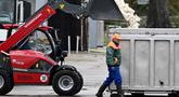 Hewan unggas mati berada di sekop sebuah wheel loader dibuang ke dalam kontainer setelah hewan-hewan tersebut dipotong di sebuah peternakan di Neutrebbin, Jerman, pada Senin 27 Oktober 2025, di tengah wabah flu burung yang meluas. (RALF HIRSCHBERGER/AFP)