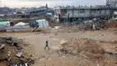 Saat ini, mereka mendirikan tenda di tanah terbuka dengan dikelilingi gedung-gedung yang hancur. (Omar AL-QATTAA/AFP)