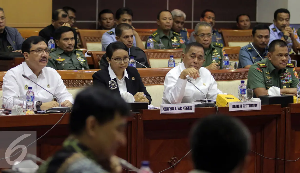 Menteri Luar Negri, Retno L.P. Marsudi menyimak saat mengikuti rapat kerja dengan Komisi I DPR RI di Senayan, Jakarta, Kamis (26/1). Rapat tertutup tersebut juga membahas mengenai isu separatisme Organisasi Papua Merdeka (OPM). (Liputan6.com/JohanTallo)
