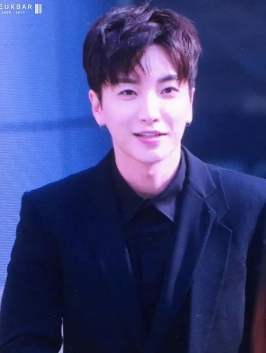 Lewat tulisan di Instagram dan Twitter, Leeteuk meminta agar para penggemar tak mengganggunya. Ia mengatakan agar fansnya tak mengirim pesan lewar dari tengah malam. (Instagram/xxteukxx)