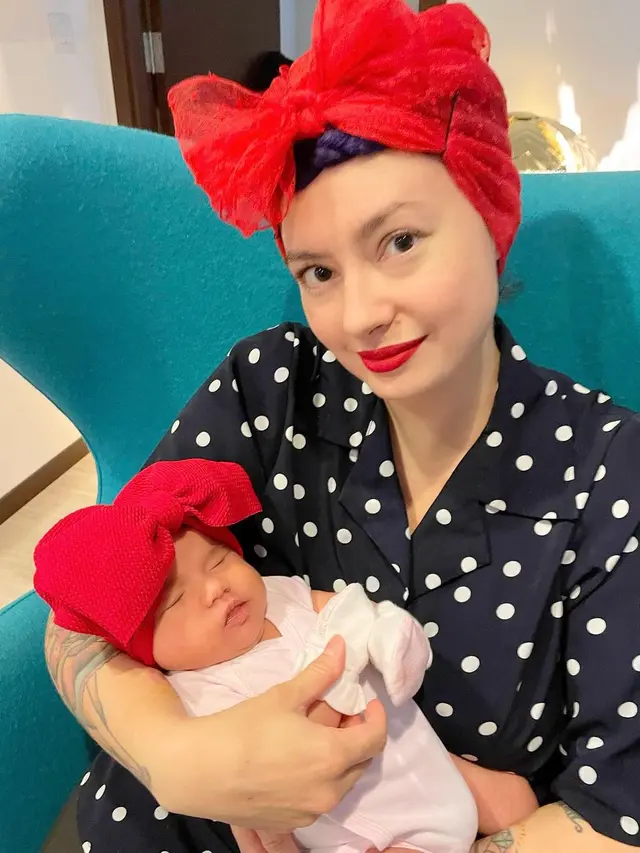 6 Potret Derby Romero dan Claudia Adinda yang Kompak Asuh Buah Hati