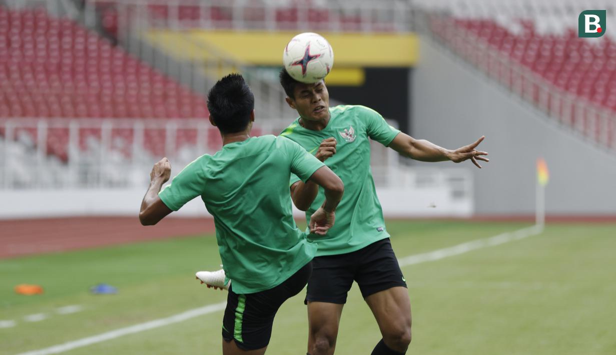 Pemain Timnas Indonesia, Fachruddin Aryanto, menyundul bola saat latihan di SUGBK, Jakarta, Sabtu (24/11). Latihan ini persiapan jelang laga Piala AFF 2018 melawan Filipina. (Bola.com/Vitalis Yogi Trisna)