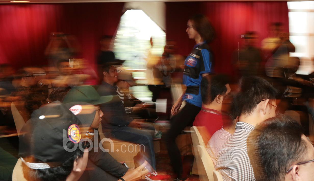 Model sedang memamerkan Jersey baru milik Madura United saat peluncuran di Hotel Century, Jakarta, Rabu (25/1/2017). (Bola.com/Nicklas Hanoatubun)