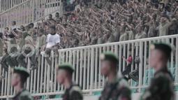 Sejumlah Suporter PS TNI yang mayoritas Tentara menyaksikan langsung laga PS TNI kontra PSM Makassar pada laga Liga 1 Indonesia di Stadion Pakansari, Bogor (15/05/2017). PS TNI menang 2-1. (Bola.com/M Iqbal Ichsan)