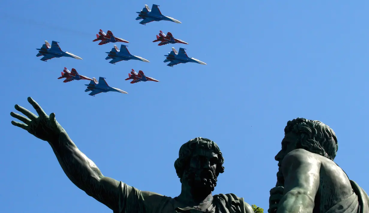 Pesawat Jet militer Rusia terbang dalam formasi selama parade Hari Kemenangan menandai ulang tahun ke-71 dari kemenangan atas Nazi Jerman dalam Perang Dunia II, di Lapangan Merah di Moskow, Rusia, (9/5). (REUTERS/Sergei Karpukhin)