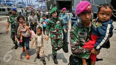 Sejumlah Personil TNI membantu warga Eks Gafatar turun saat tiba di Dermaga Kolinlamil Tanjung Priok, Jakarta, (27/01). Warga eks Gafatar nantinya akan dibawa ke Rumah Aman Buperta Cibubur, Jakarta Timur. (Liputan6.com/Faizal Fanani)
