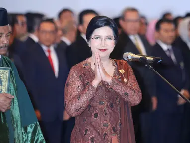 Destry Damayanti memberi isyarat salam saat pelantikan dirinya sebagai Deputi Gubernur Senior Bank Indonesia di Gedung MA, Jakarta, Rabu (7/8/2019). Destry dilantik menjadi Gubernur Senior BI periode 2019-2024. (Liputan6.com/Angga Yuniar)