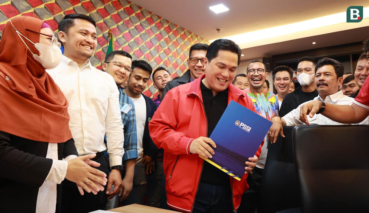 Erick Thohir setelah menyerahkan berkas pencalonan sebagai Ketua Umum Persatuan Sepakbola Seluruh Indonesia (PSSI) periode 2023 - 2027 ke Kantor PSSI di Gelora Bung Karno, Jakarta, Minggu (15/1/2023). (Bola.com/M Iqbal Ichsan)