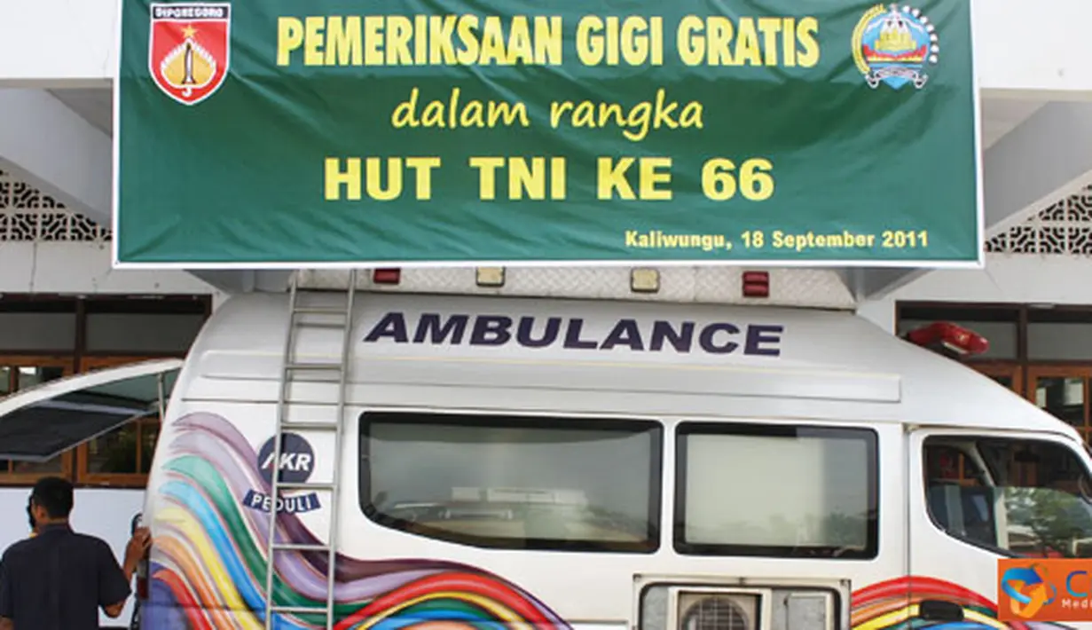 Citizen6, Kendal: Dalam rangka menyambut HUT TNI ke-66, jajaran Kodim 0715/Kendal dan Persatuan Istri Tentara (Persit), beberapa waktu lalu menggelar pengobatan gigi gratis.(Pengirim: Aryo Widiyanto)