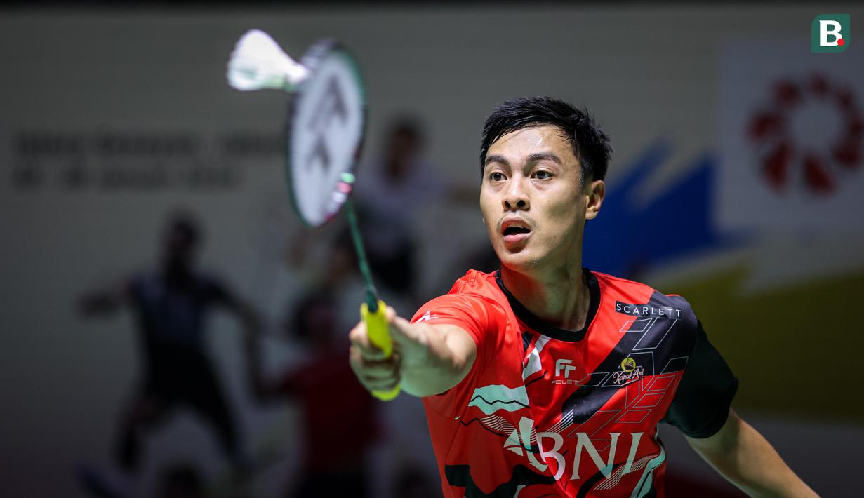 <p>Tunggal putra Indonesia, Shesar Hiren Rhustavito, saat melawan wakil India, Kiran George pada babak penyishian Indonesia Masters 2024 di Istora Senayan, Selasa (23/1/2024). Shesar takluk dengan skor 17-21, 21-12, 15-21. (Bola.com/Bagaskara Lazuardi)</p>