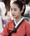 Park Min Young terlihat begitu menawan saat mengenakan hanbok. Hal tersebut terlihat saat aktris kelahiran 4 Maret 1986 ini bermain dalam drama Sungkyunkwan Scandal. (Foto: soompi.com)