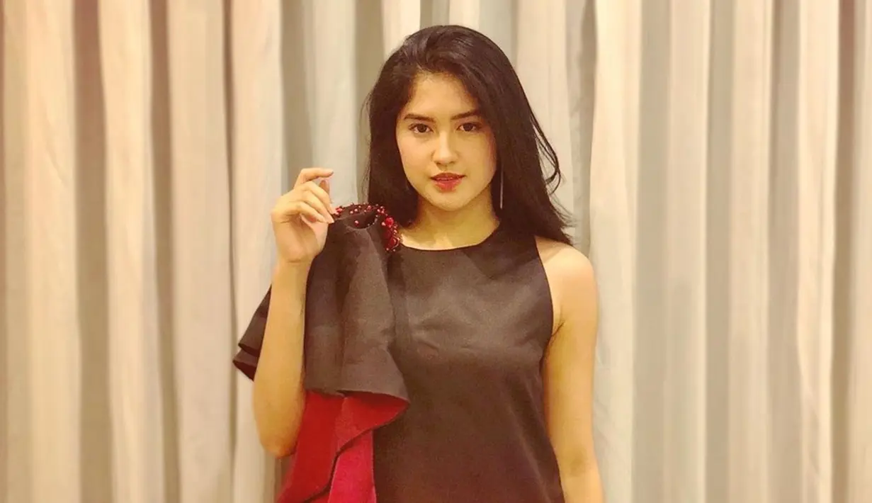Memakai dress berwarna hitam dan merah, detail gaun di bagian lengan Ochi ini pun curi perhatian. Pasalnya, detail yang cukup sederhana tersebut membuat penampilan Ochi Rosdiana terlihat memesona. (Liputan6.com/IG/@ochi24)