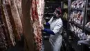 Seorang tukang daging bekerja di toko daging di restoran Don Julio di lingkungan Palermo, Buenos Aires, Argentina, Kamis (20/5/2021). Selama ini Argentina dikenal sebagai negara pengekspor daging sapi terbesar keempat di dunia setelah Brasil, Australia, dan India. (RONALDO SCHEMIDT/AFP)