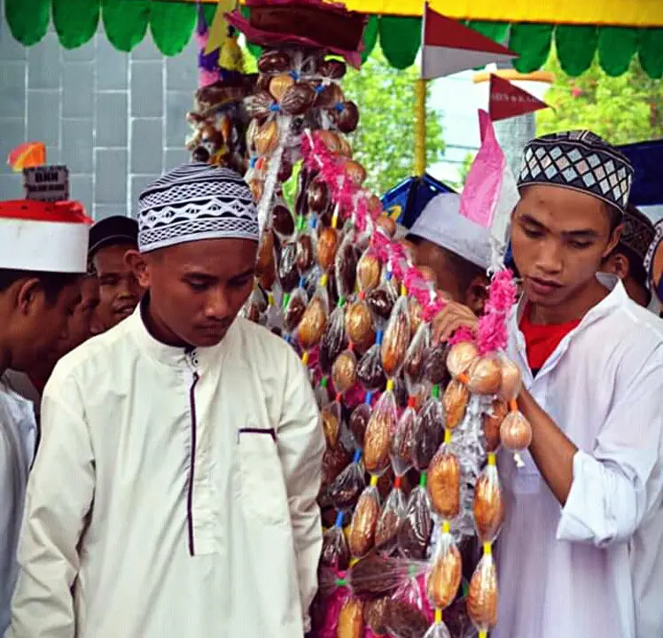 Pembagian kue walima menjadi acara paling seru dan dinantikan anak-anak di Kabupaten Bone Bolango, Gorontalo, pada perayaan Maulid Nabi. (Liputan6.com/Arfandi Ibrahim)