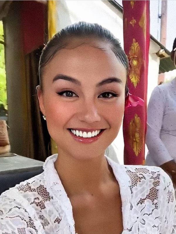 Potret Agnez Mo Pakai Kebaya Tradisional Bali (sumber: instagram/agnezmo)