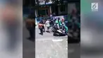 Rekaman ojek online terlibat baku hantam beredar di media sosial. Belum diketahui penyebab dari peristiwa tersebut.