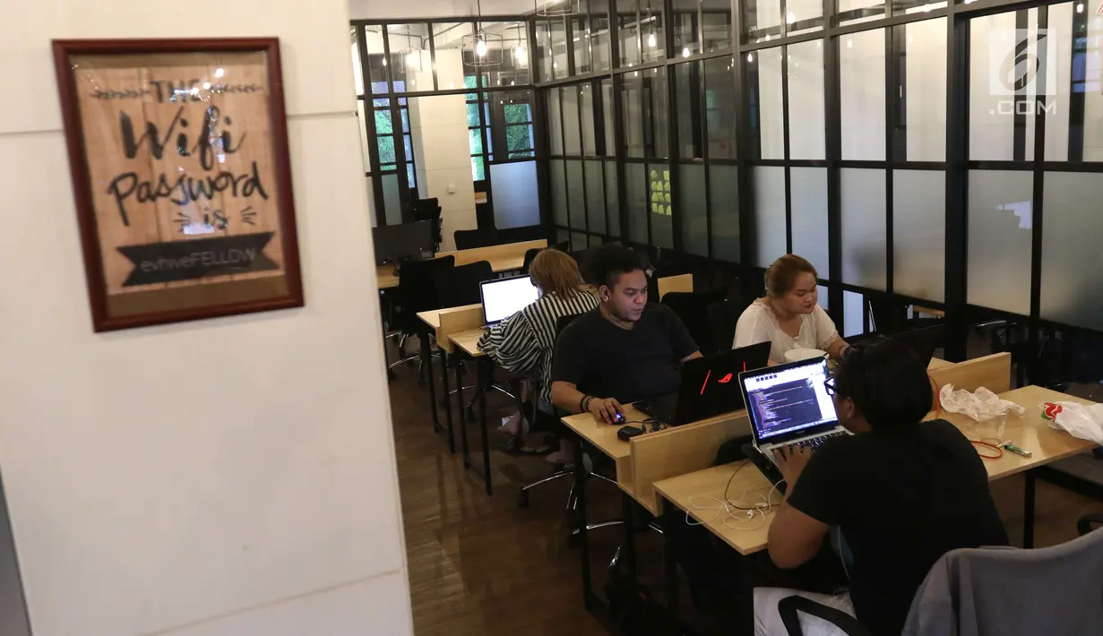 Sejumlah orang menggunakan fasilitas di ruang Cocowork di Jakarta, Selasa (26/6). Cocowork merupakan ruang kerja bersama dan fasilitas untuk membangun komunitas. (Liputan6.com/Angga Yuniar)