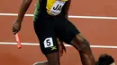 Pelari asal Jamaika, Usain Bolt terpincang-pincang sambil memegang paha kirinya sebelum terjatuh dan cedera di final 4x100 meter pada Kejuaraan Dunia Atletik di London, Sabtu (12/8). Usain Bolt gagal menutup kariernya dengan indah. (AP/Frank Augstein)