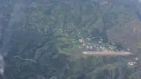 Lapangan Terbang Ilu di Kabupaten Puncak Jaya yang berbatasan dengan Kabupaten Puncak. Lapangan ini berada di tengah-tengah lembah dan gunung. (Liputan6.com/Katharina Janur