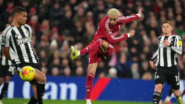 Hugo Ekitike melepas tembakan di laga Liverpool vs Newcastle di pekan ke-24 Liga Inggris 2025/2026 di Anfield, Minggu (01/02/2026) dini hari WIB.