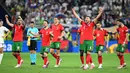 Para pemain Portugal merayakan kemenangan setelah pertandingan sepak bola babak 16 besar Euro 2024 melawan Slovenia di Frankfurt Arena, Jerman pada 1 Juli 2024 atau Selasa (2/7/2024) dini hari WIB. (PATRICIA DE MELO MOREIRA/AFP)