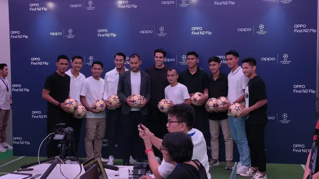 Pemain Persija berfoto bareng Kaka di Oppp Gallery