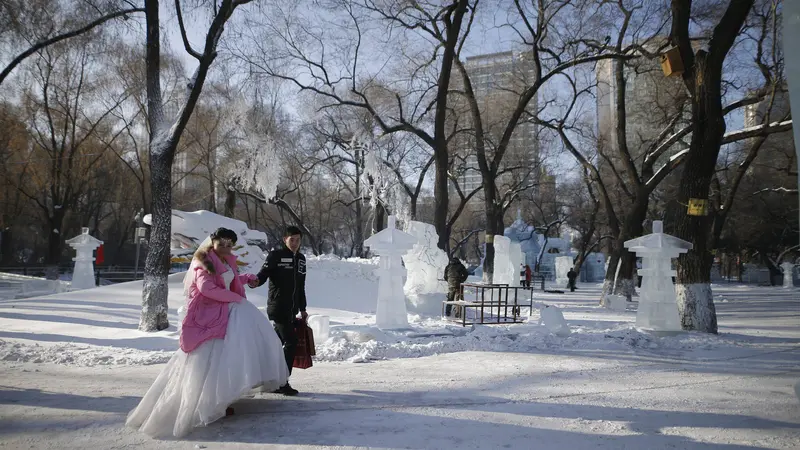 20160106-Romantisnya Pernikahan Massal di Tengah Hamparan Salju-China