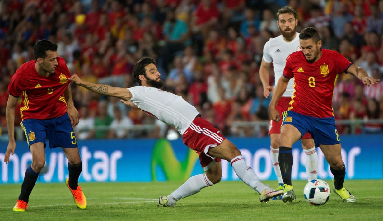 Pemain Spanyol, Koke (kanan), berusaha dihadang pemain Georgia, Tornike Okriashvili, pada laga persahabatan di Coliseum Alfonso Perez, Madrid, Rabu (8/6/2016) dini hari WIB. (AFP/Curto De La Torre)