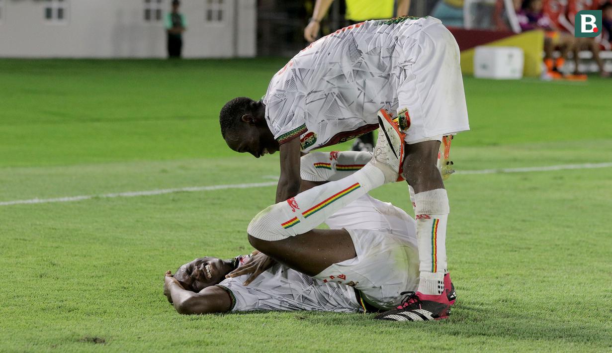 <p>Selebrasi pemain Timnas Mali U-17 setelah Mamadou Doumbia (bawah) mencetak gol ketiga ke gawang Uzbekistan U-17 dalam pertandingan babak penyisihan Grup B Piala Dunia U-17 2023 di Stadion Manahan, Solo, Jumat (10/11/2023). (Bola.com/Arief Bagus)</p>