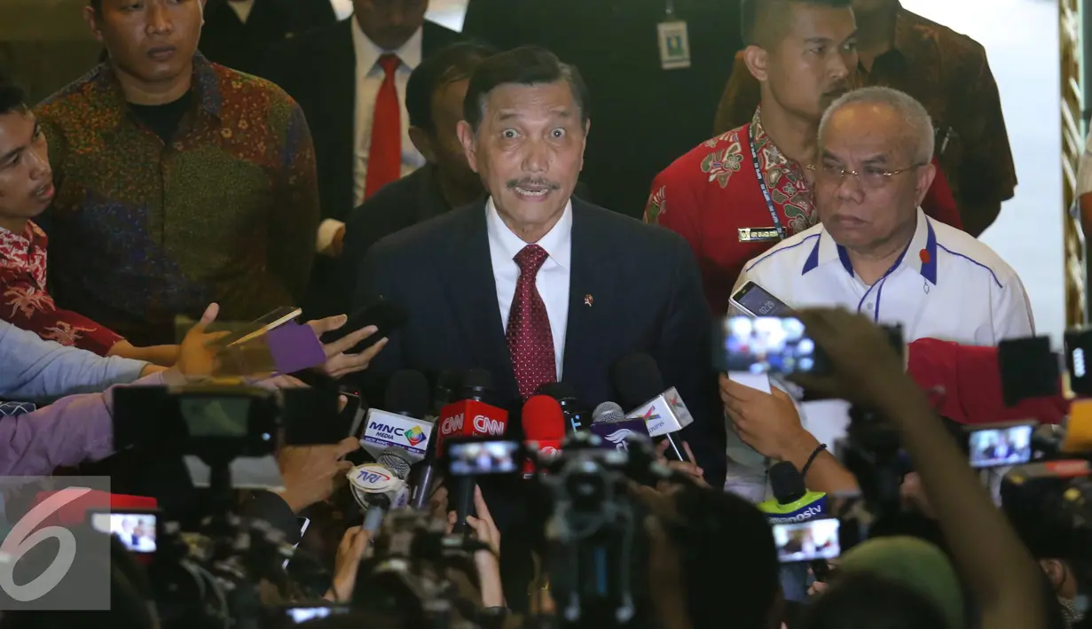 Pelaksana Tugas (Plt) Menteri ESDM, Luhut B Pandjaitan memberikan keterangan pers usai mendatangi Kementerian ESDM, Jakarta, (16/8). Kedatangan luhut merupakan yang pertama kali saat memimpin instansi tersebut. (Liputan6.com/Angga Yuniar)