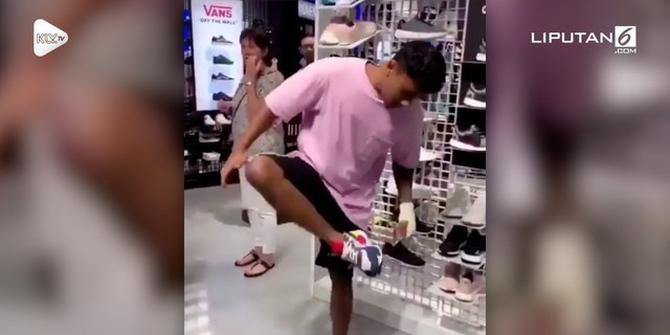 VIDEO: Cara Cowok Coba Sepatu Ini Bikin Shock Pegawai!