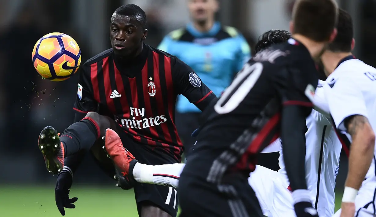 Penyerang AC Milan, M'Baye Niang berusaha mengontrol bola saat berhadapan dengan Cagliari pada lanjutan Liga Italia di Stadion San Siro (9/1). AC Milan menang tipis atas Cagliari dengan skor 1-0. (AFP Photo/Filippo Monteforte)