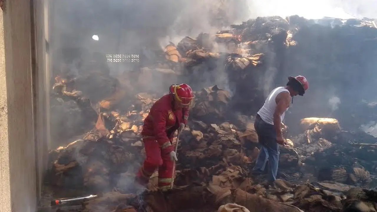  Gudang penyimpanan karung di Kampung Sanding 2 RT14/RW07, Desa Bojongnangka, Kecamatan Gunungputri, Kabupaten Bogor ludes dilalap api.