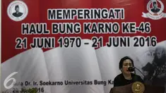 Rachmawati Soekarnoputri memberikan paparan dalam memperingati Haul Bung Karno ke-46 di Jakarta, Senin (20/6). Dengan Haul tersebut diharapkan Bangsa Indonesia bisa menggali warisan pemikirannya. (Liputan6.com/Faizal Fanani)