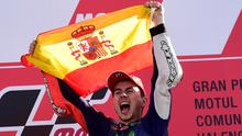 Pebala asal Spanyol Jorge Lorenzo dari tim Movistar Yamaha saat memengkan gelar juara dunia di  Valencia Grand Prix at Ricardo Tormo,Cheste,Valencia. (AFP Photo/Javier Soriano)