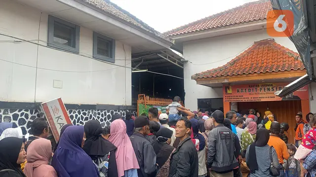 Antrian warga untuk membeli sembako murah pada Operasi Pasar Bersubsidi (Opadi) di Kantor POS Cabang Kota Sukabumi, Selasa (18/3/2025). (Liputan6.com/Fira Syahrin).