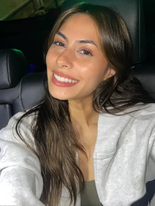 Valerie Thomas juga mengunggah beberapa foto saat Hari Perempuan Internasional. Salah satu foto selfie sambil tersenyum dengan mengenakan jaket abu-abu. [@valerieethomas]