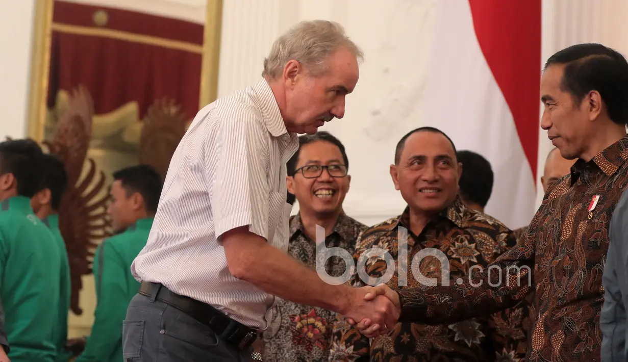 Pelatih Alfred Riedl dan para pemain Timnas Indonesia diterima Presiden RI, Joko Widodo di Istana Negara, (19/12/2016). (Bola.com/Nicklas Hanoatubun)