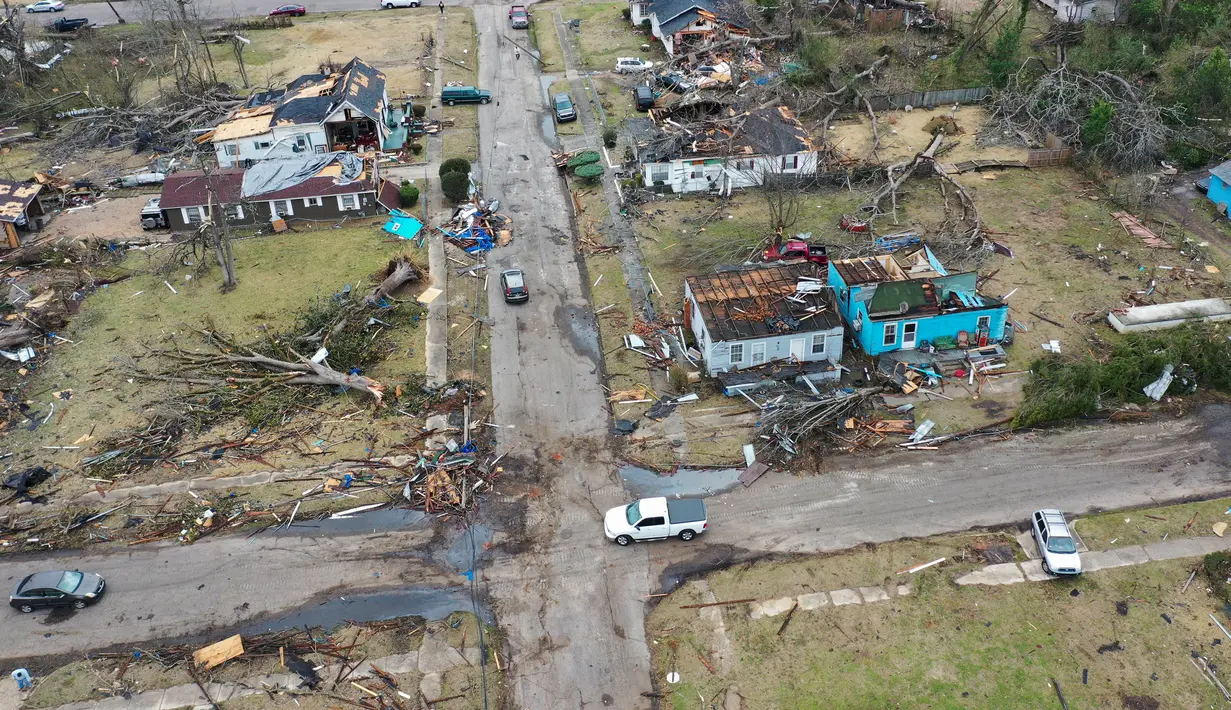 Gambar yang diambil dengan drone ini menunjukkan kerusakan akibat tornado di Selma, Alabama, Amerika Serikat, 13 Januari 2023. Dikutip dari BBC, Jumat (13/1/2023), Layanan Cuaca Nasional (NWS) mengumumkan terdapat lebih dari 35 tornado di seluruh bagian selatan AS pada Kamis (12/1/2023). (DroneBase via AP)
